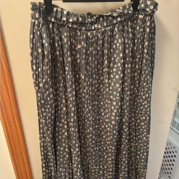 Floral Print Pleated Green Skirt - Picture 4 of 4